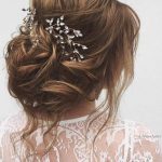 krótkie fryzury ślubne i kwiat