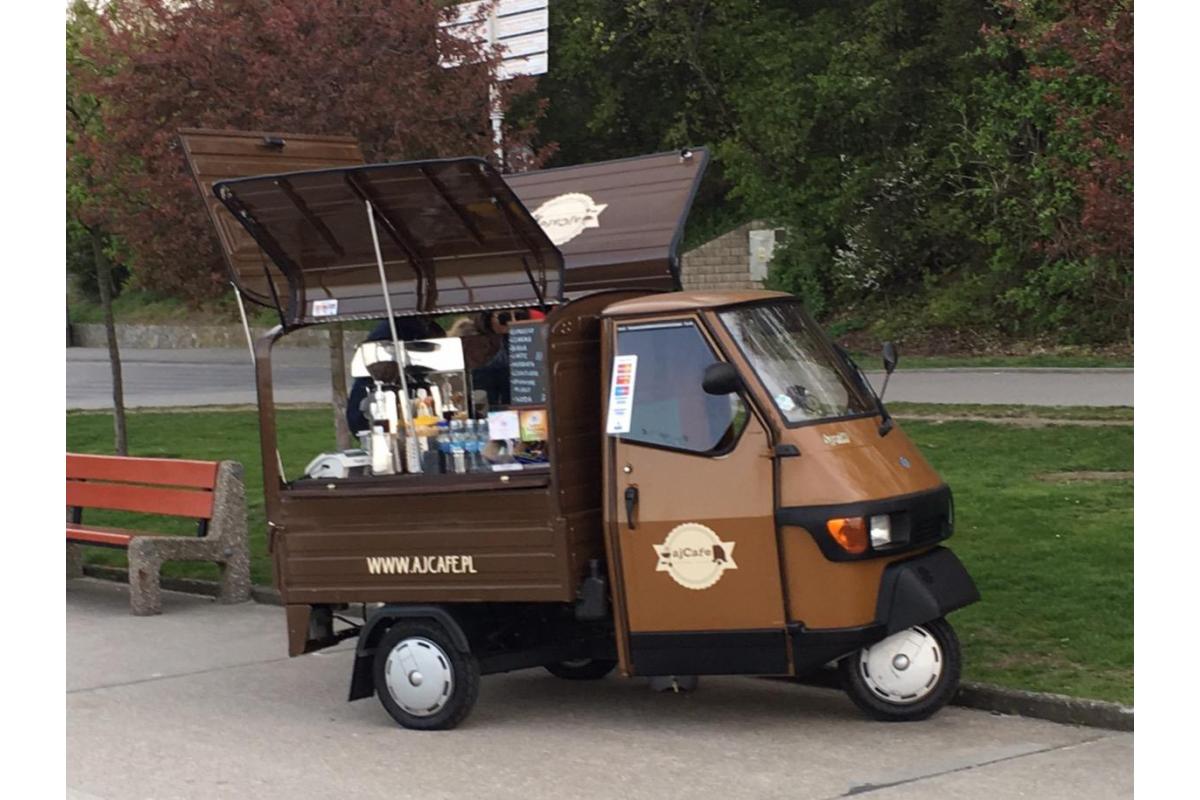 Mobilna kawiarnia na skuterze Piaggio APE 50 wraz z BARISTĄ