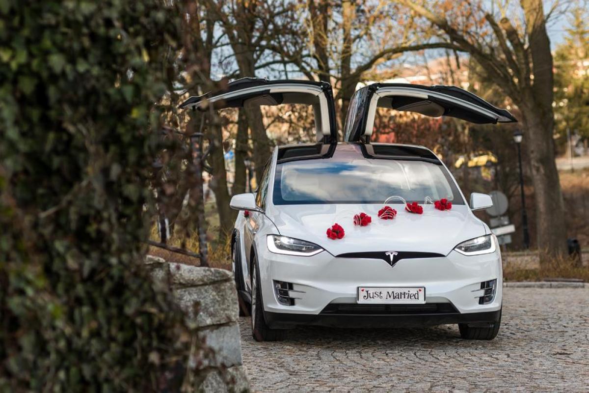 Elektryczna Tesla X- wyjątkowe auto do ślubu