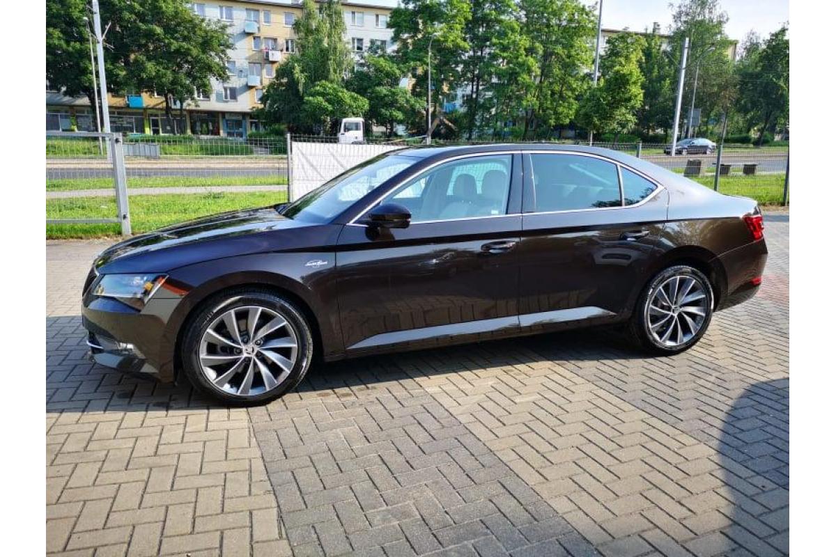 Wynajem busa z kierowcą / Skoda Superb 2019 dla Młodej Pary