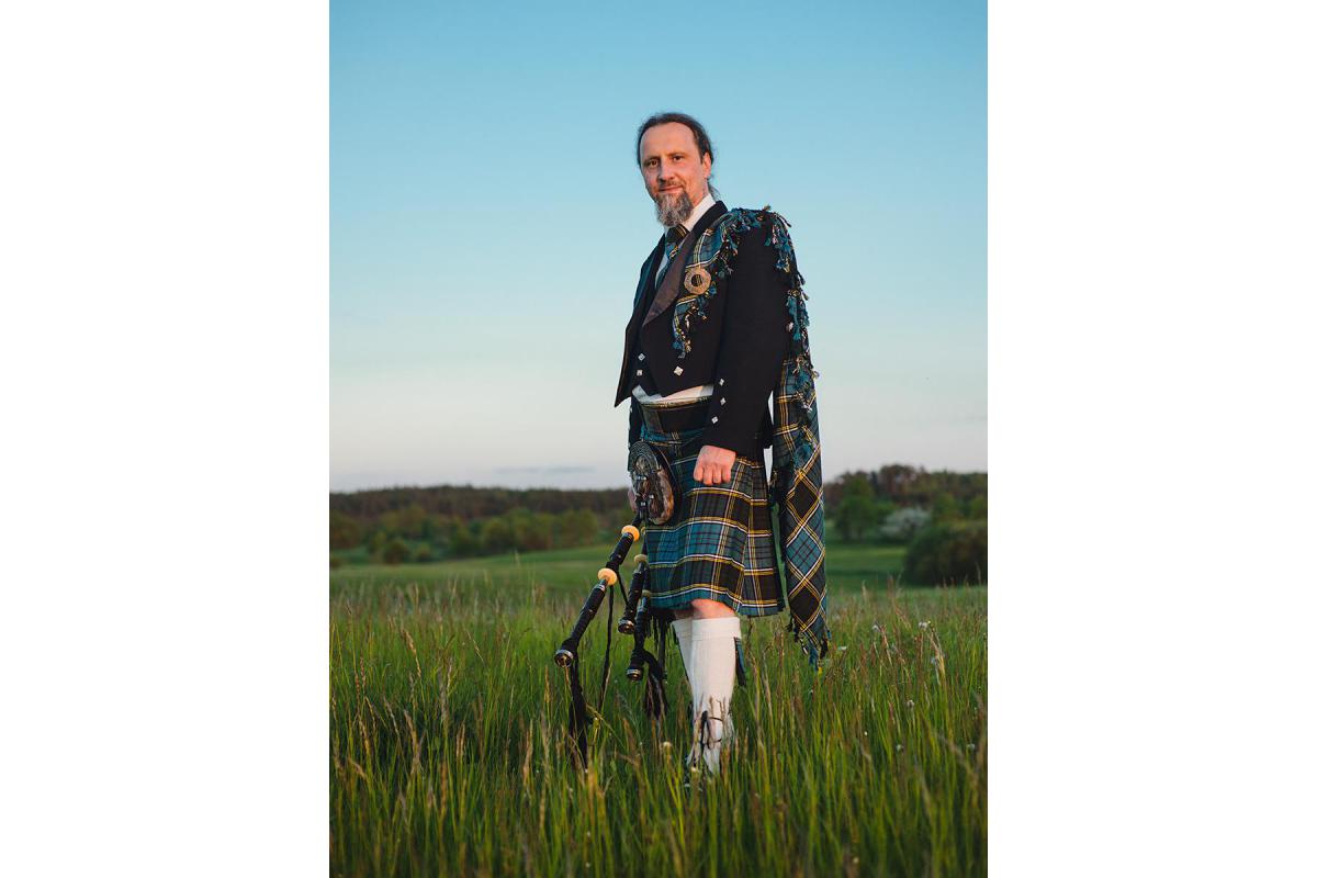 Paweł Szymiczek dudziarz, bagpiper, great highlands bagpipes, wielki dudy szkockie