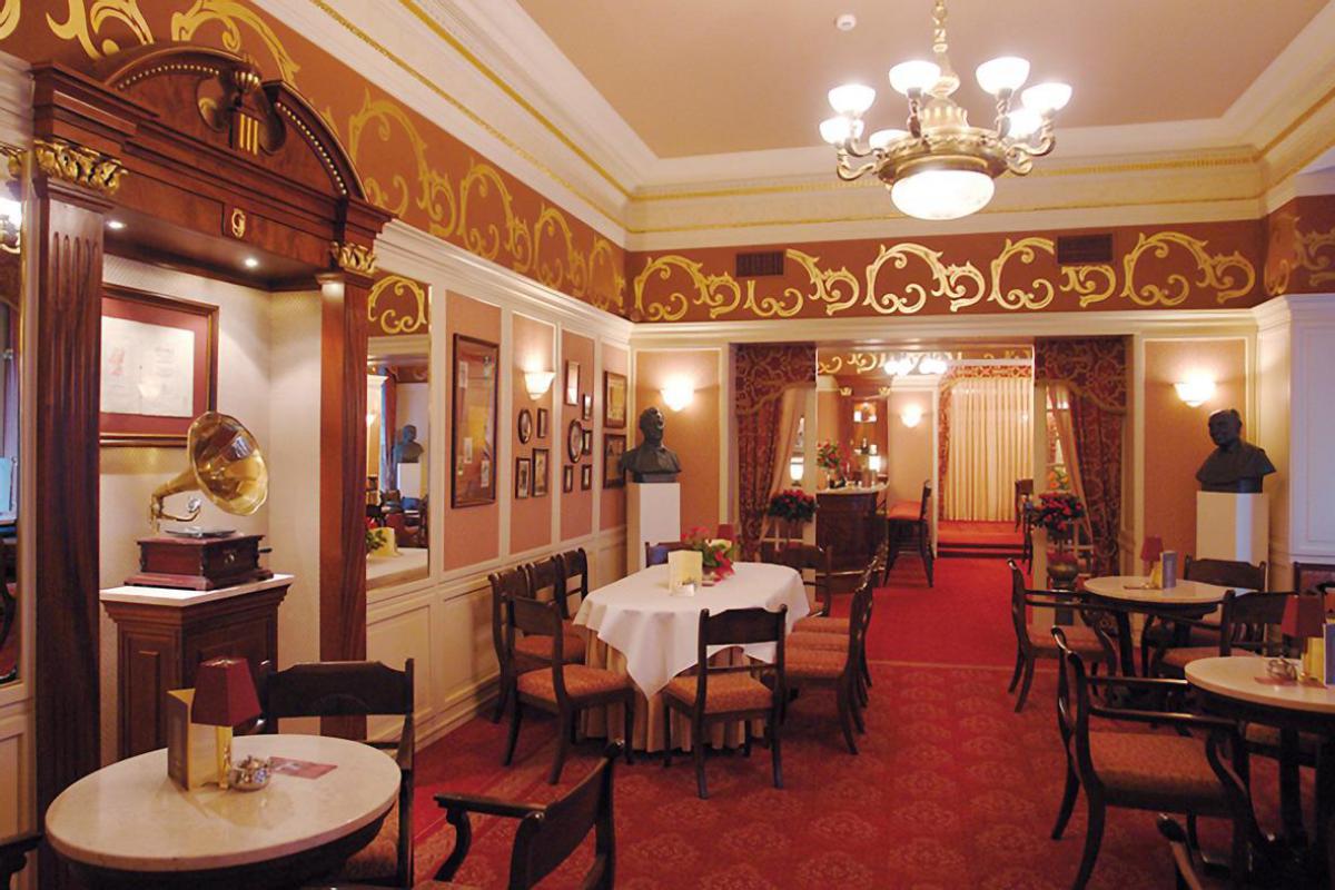 Grand Hotel / Grand Signature Resto & Café