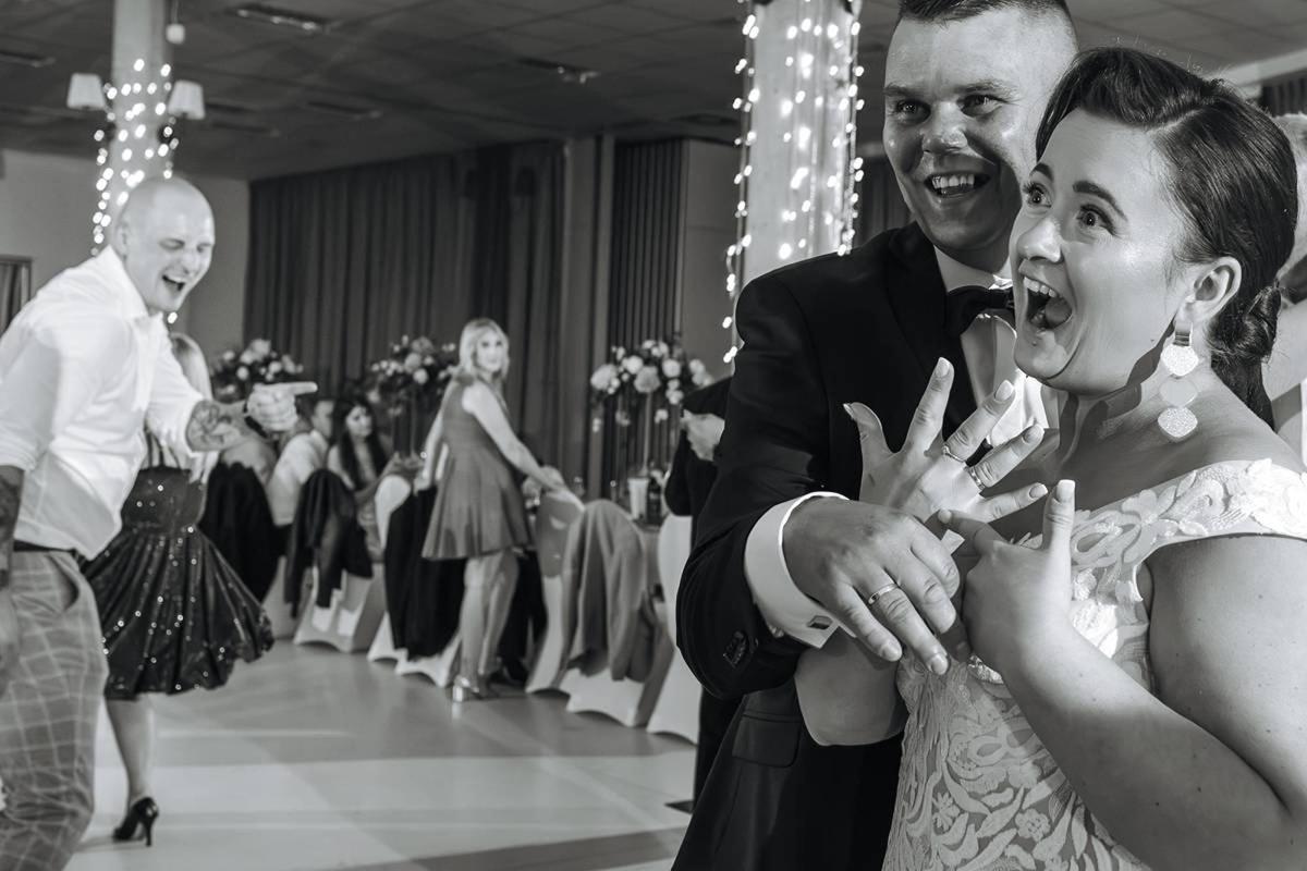 Naturalne i emocjonalne zdjęcia ślubne z teledyskiem GRATIS