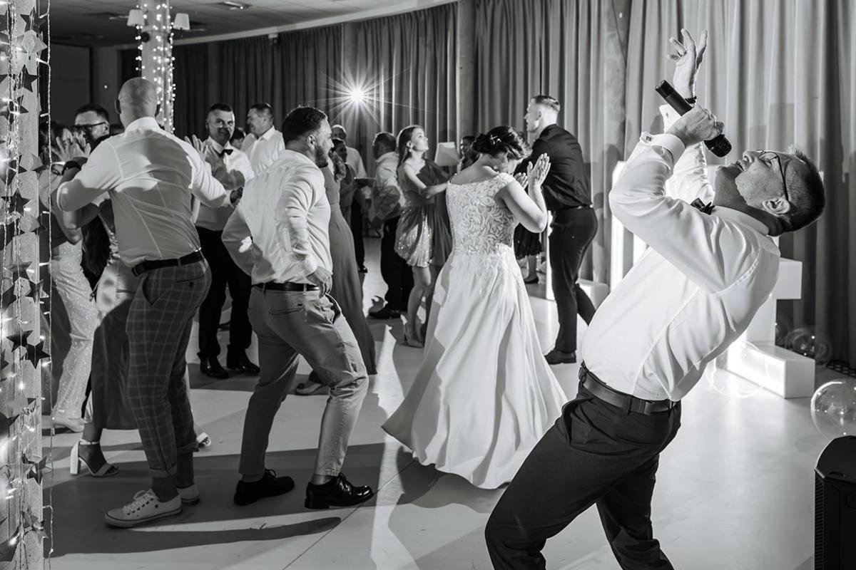 Naturalne i emocjonalne zdjęcia ślubne z teledyskiem GRATIS