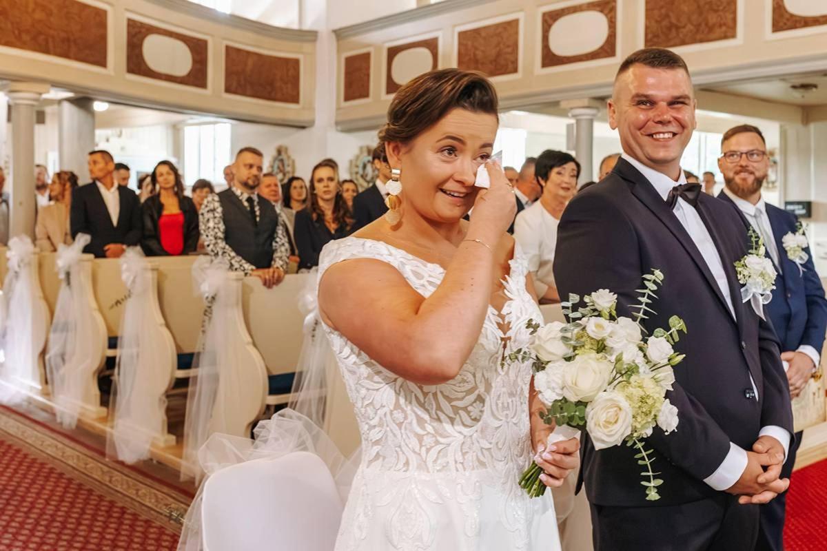 Naturalne i emocjonalne zdjęcia ślubne z teledyskiem GRATIS